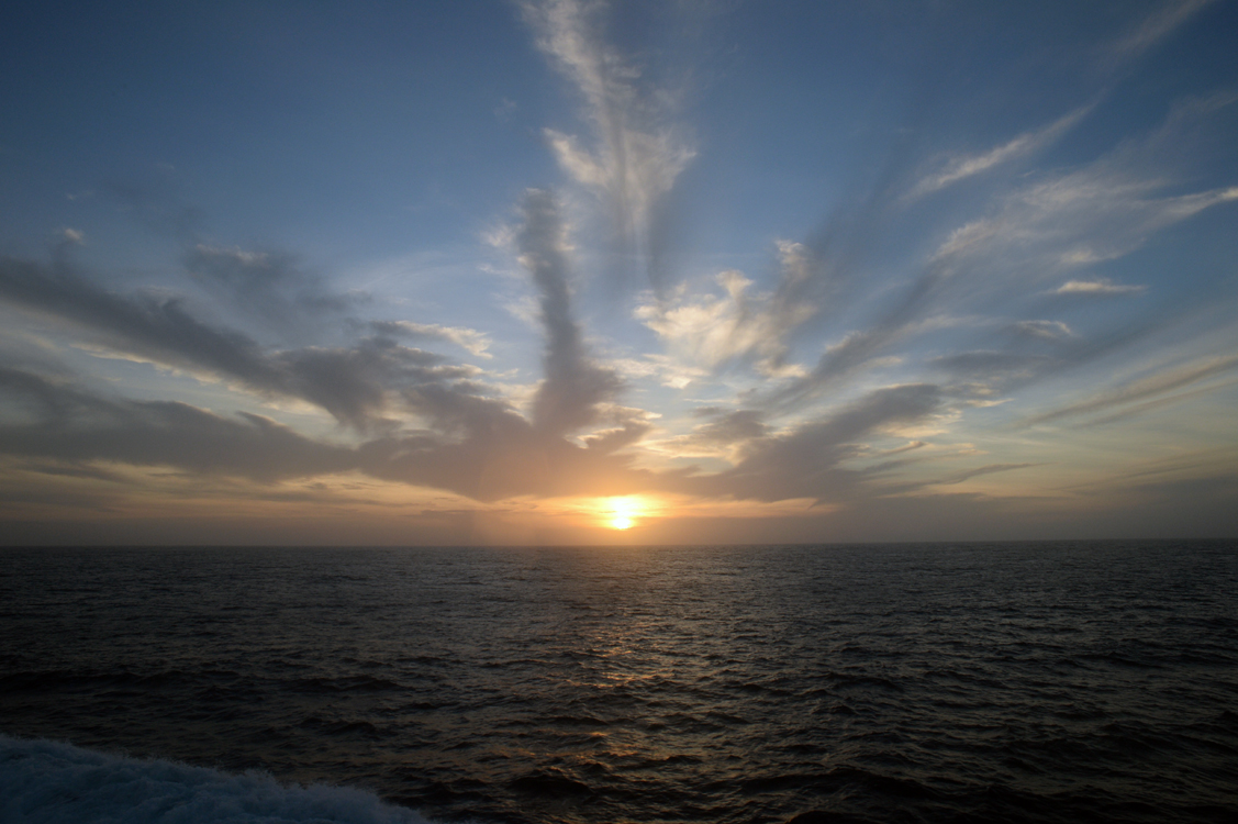小笠原へ向かう船上からの日の出