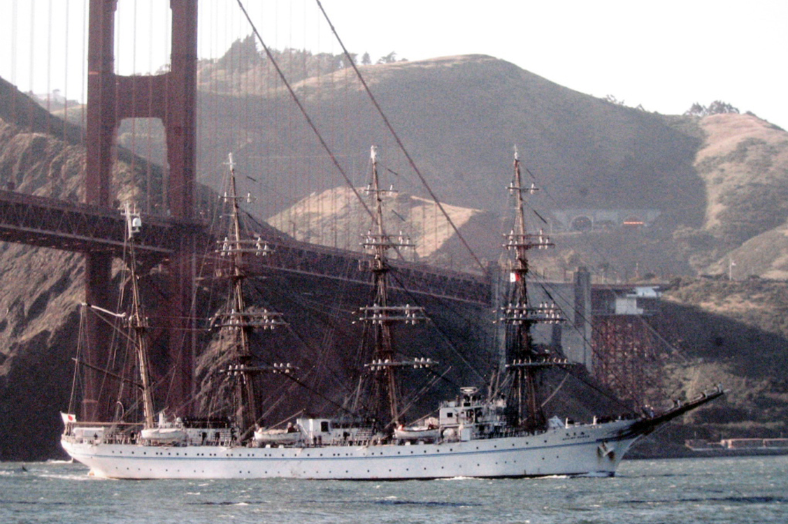 サンフランシスコ　金門橋を登檣礼で通過する海王丸